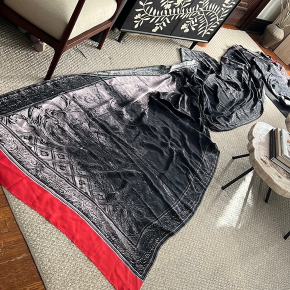 $225 new with tags Satomi saree baroque pattern with red trim 100% silk - Picture 2 of 11